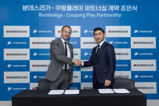 페어 나우베르트(왼쪽) 분데스리가 인터내셔널 대표와 김성한 쿠팡플레이 대표가 기념사진을 찍고 있다. 쿠팡플레이 제공